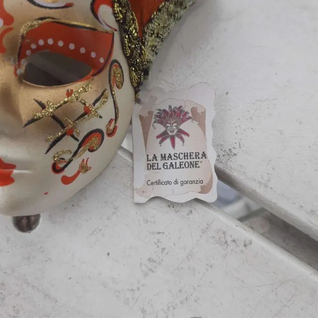 máscara veneziana antiga em porcelana com pintura manual - Foto 2