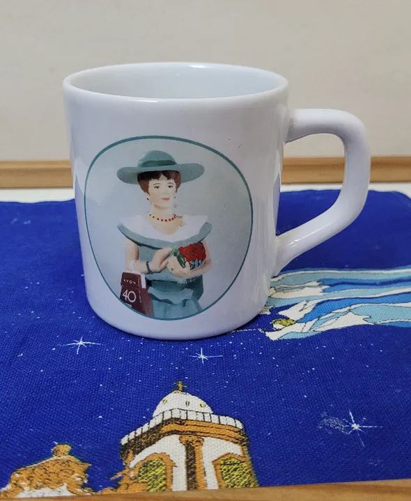 Caneca Pozzani em Porcelana Comemorativa 40 anos Avon.