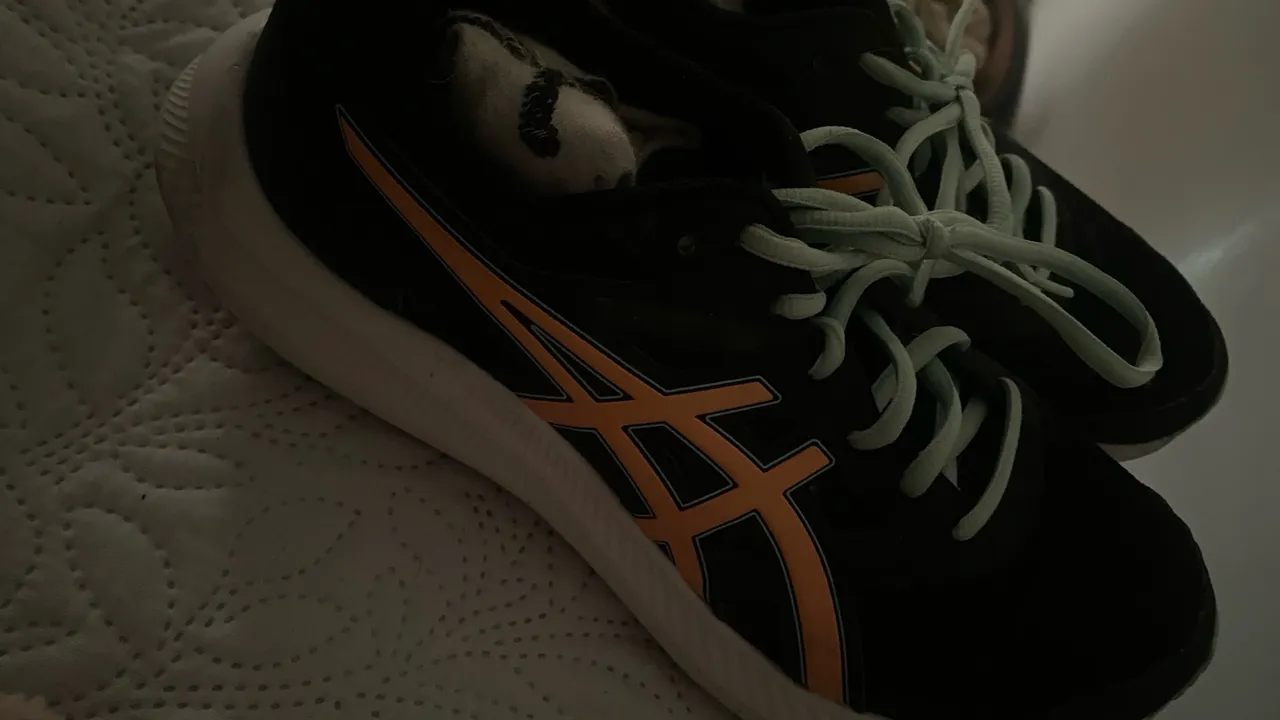 Tênis Asics Preto com Detalhes Laranja