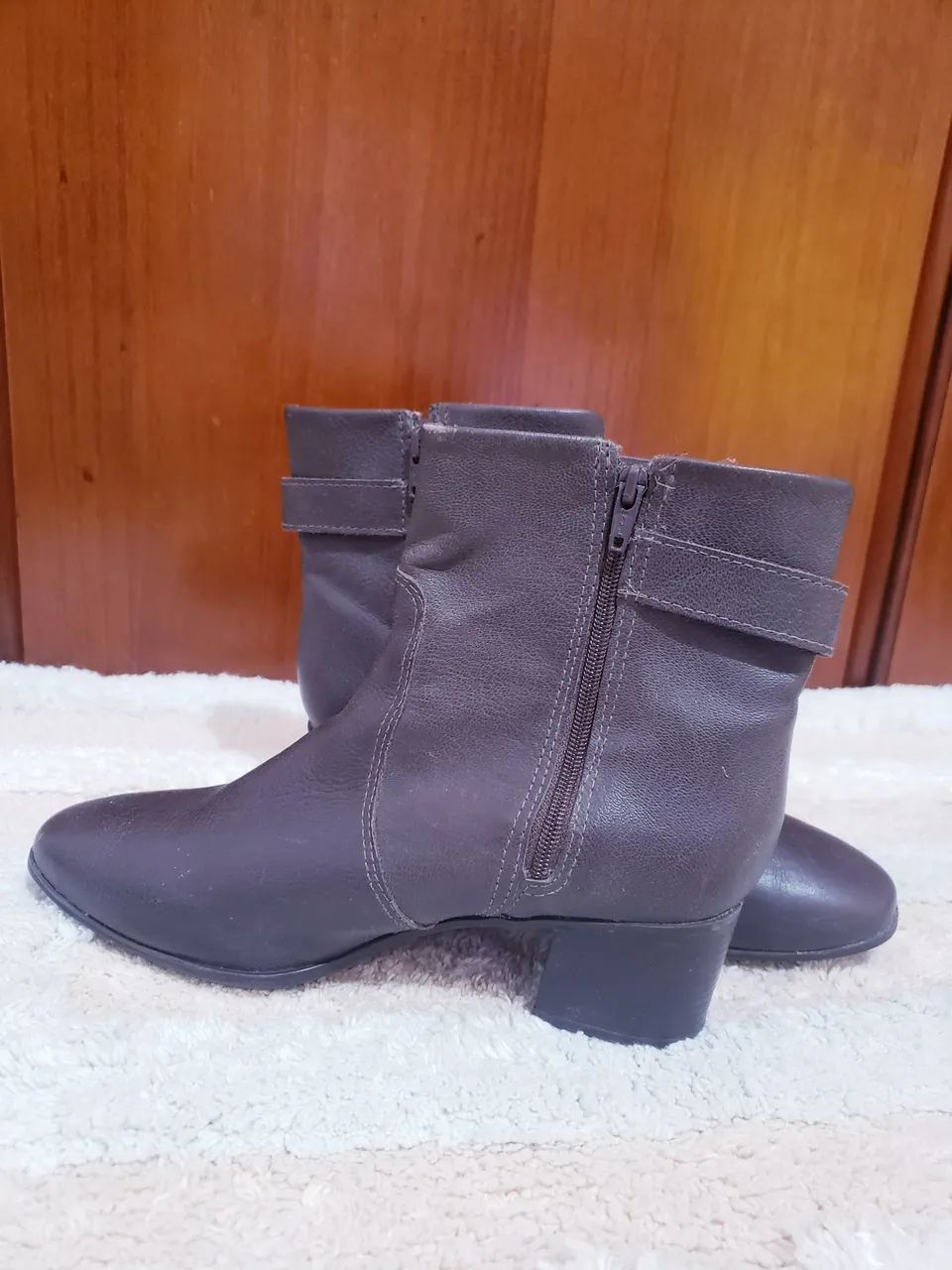 Bota de couro marrom com detalhes - Foto 2