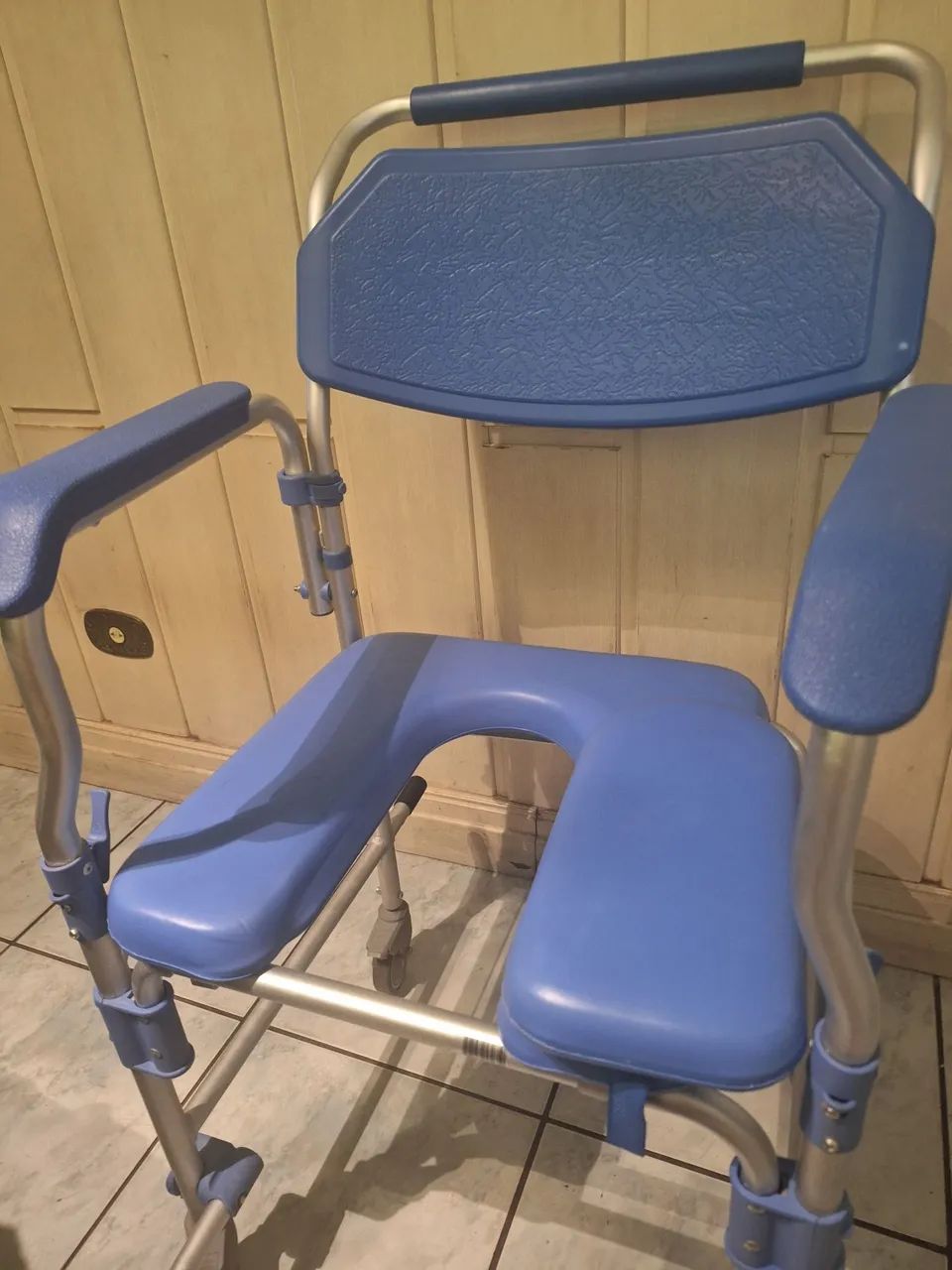 Cadeira para banheiro e banho de idoso D60