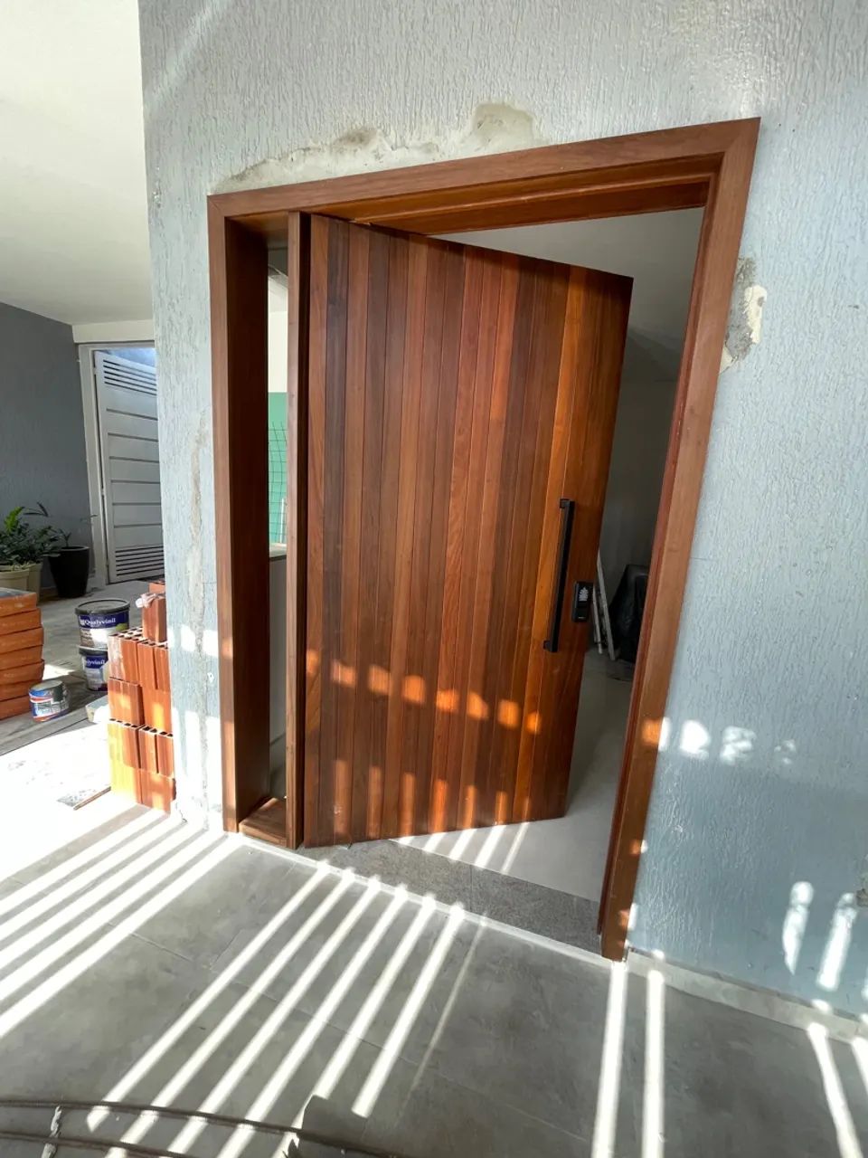 Porta em madeira maciça - Sob medida  - Foto 4