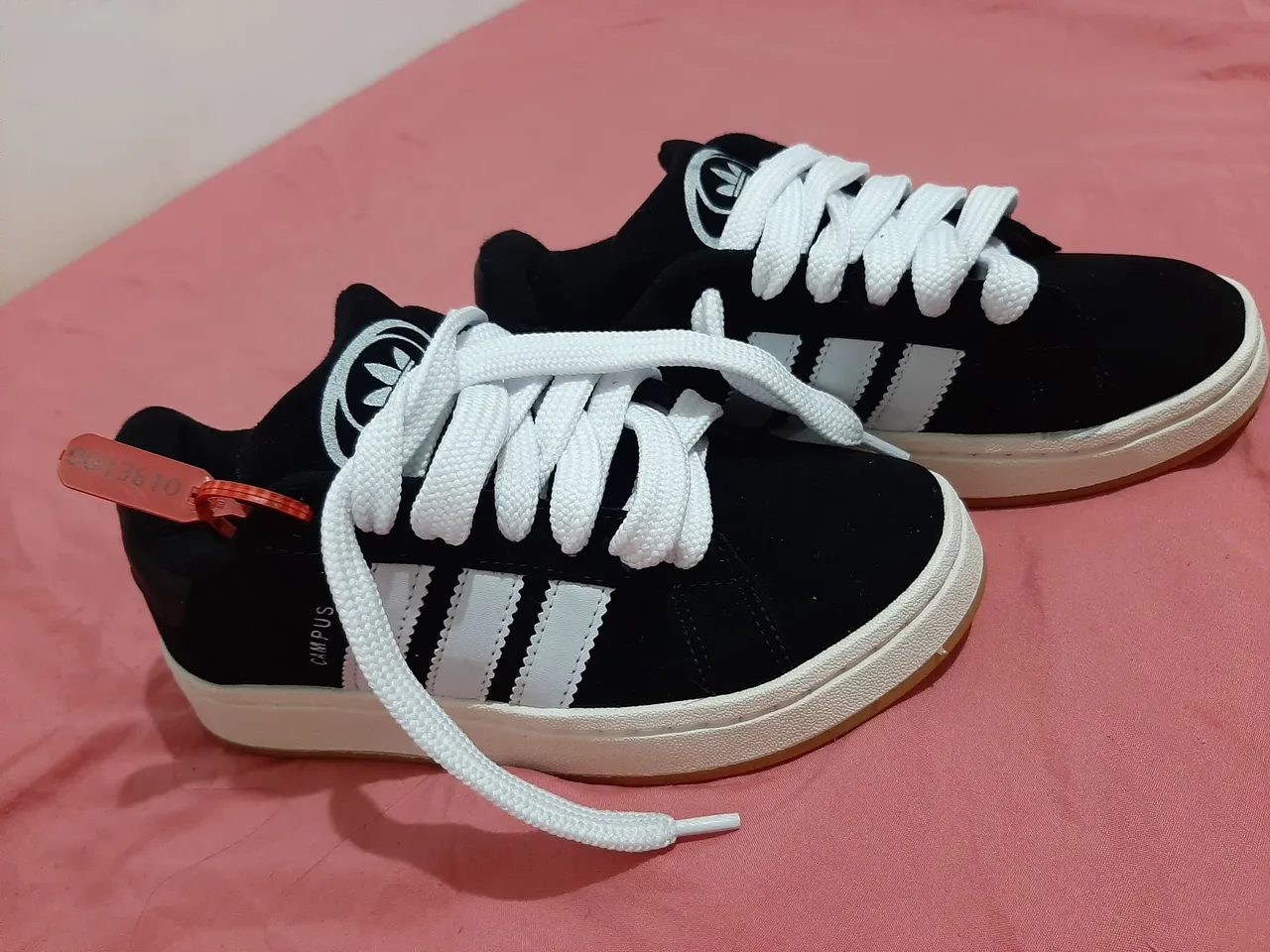 Adidas Campus Preto com cadarço branco