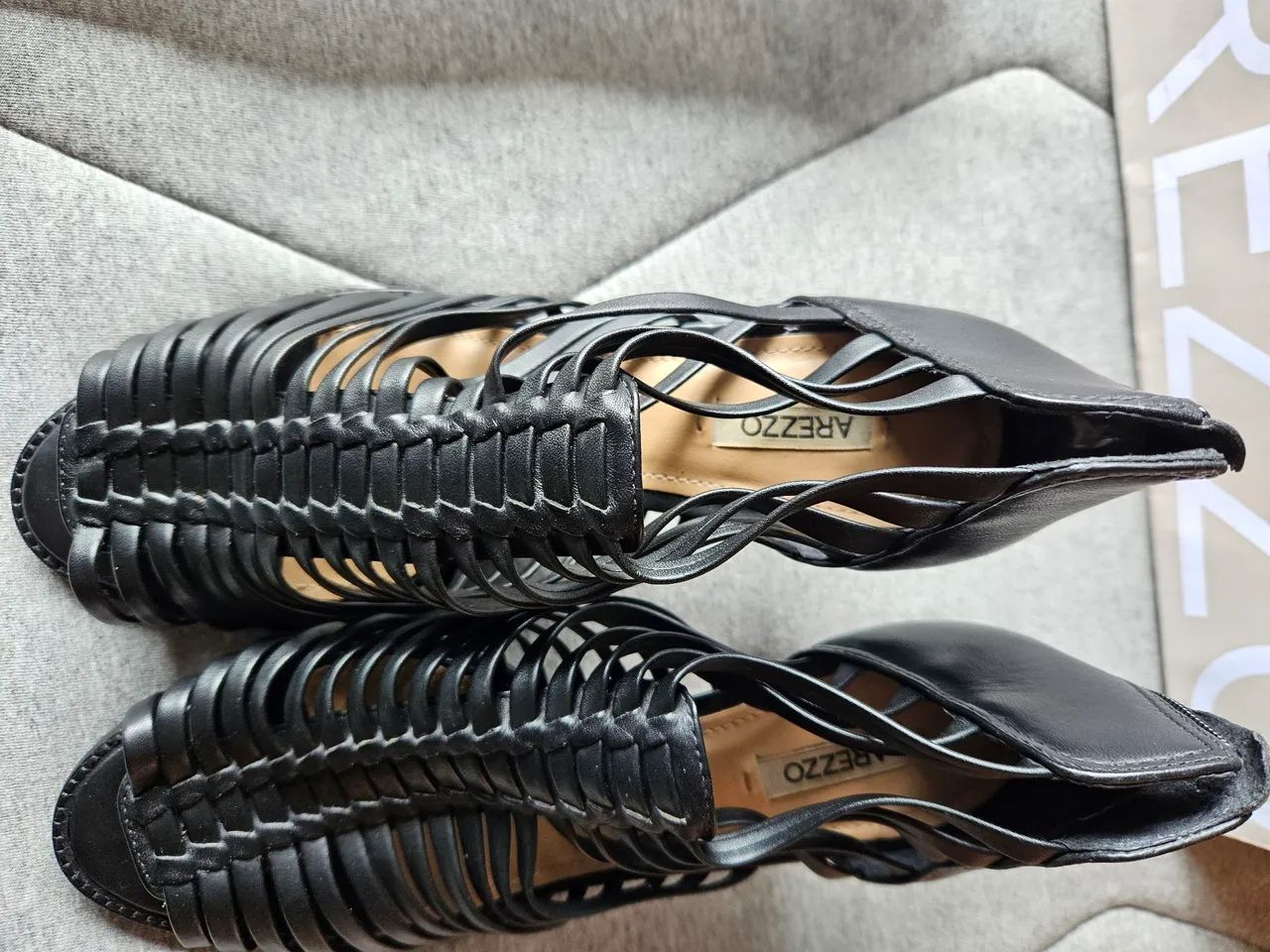 Sandalia preta de tiras belíssima Arezzo - Foto 4