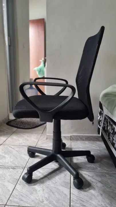 Cadeira de Escritório giratória com rodinhas(aceito proposta) - Foto 2