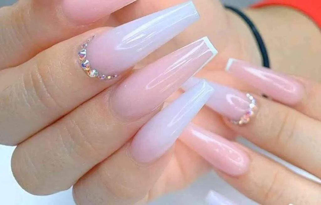 Unhas decoradas com pedrarias - Foto 2