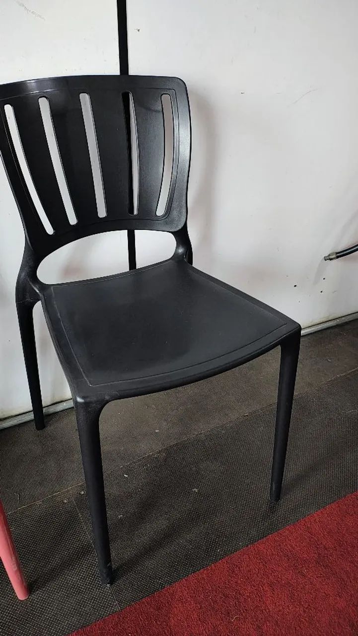 Cadeira de plástico preta  - Foto 2