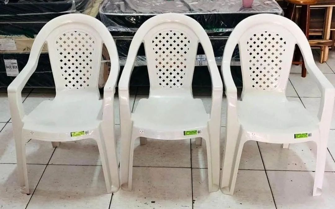 Cadeira de plástico com braço - Foto 2