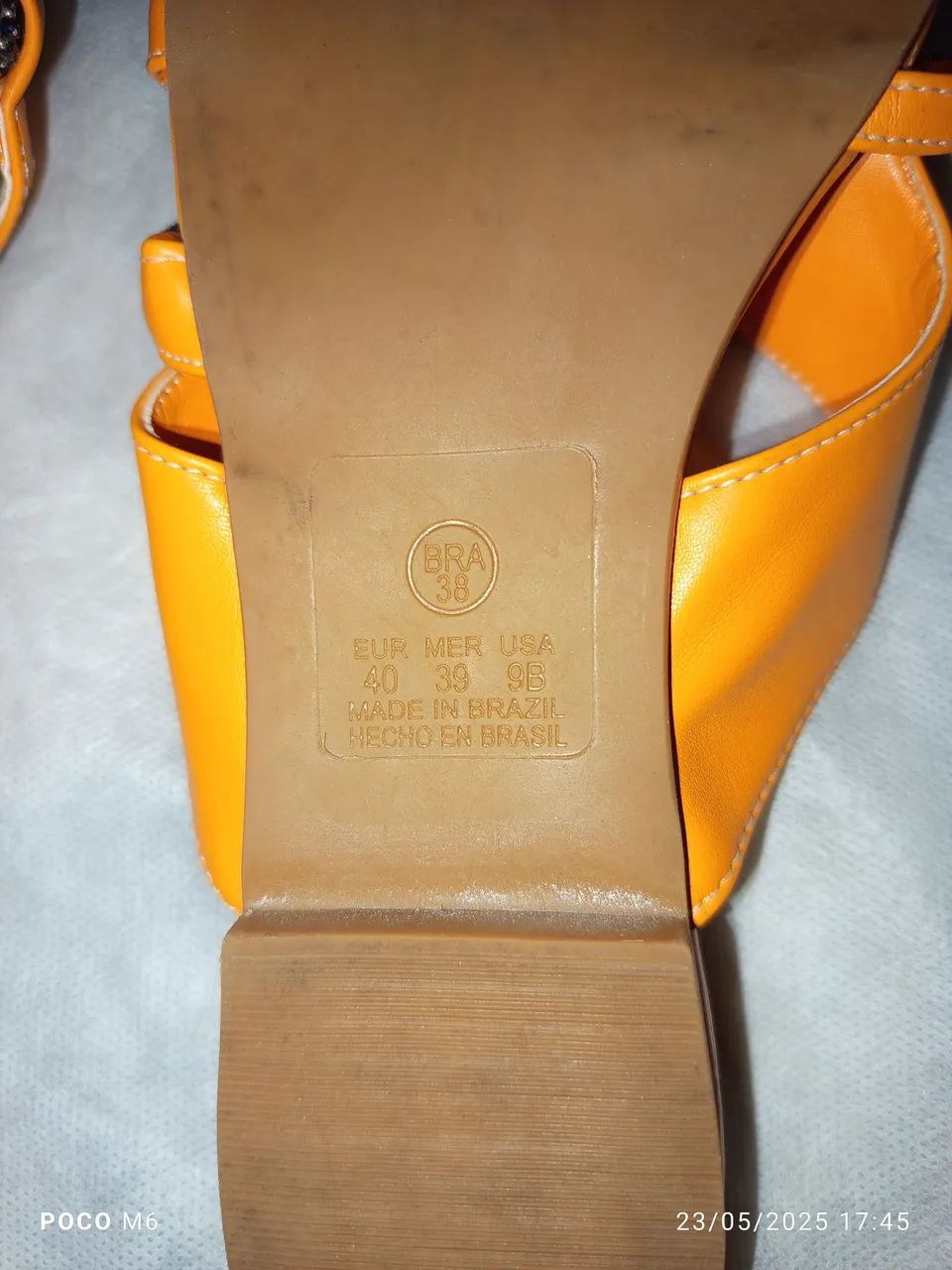 Sandálias Laranja com Detalhe em Strass - Elegância e Conforto - Foto 2