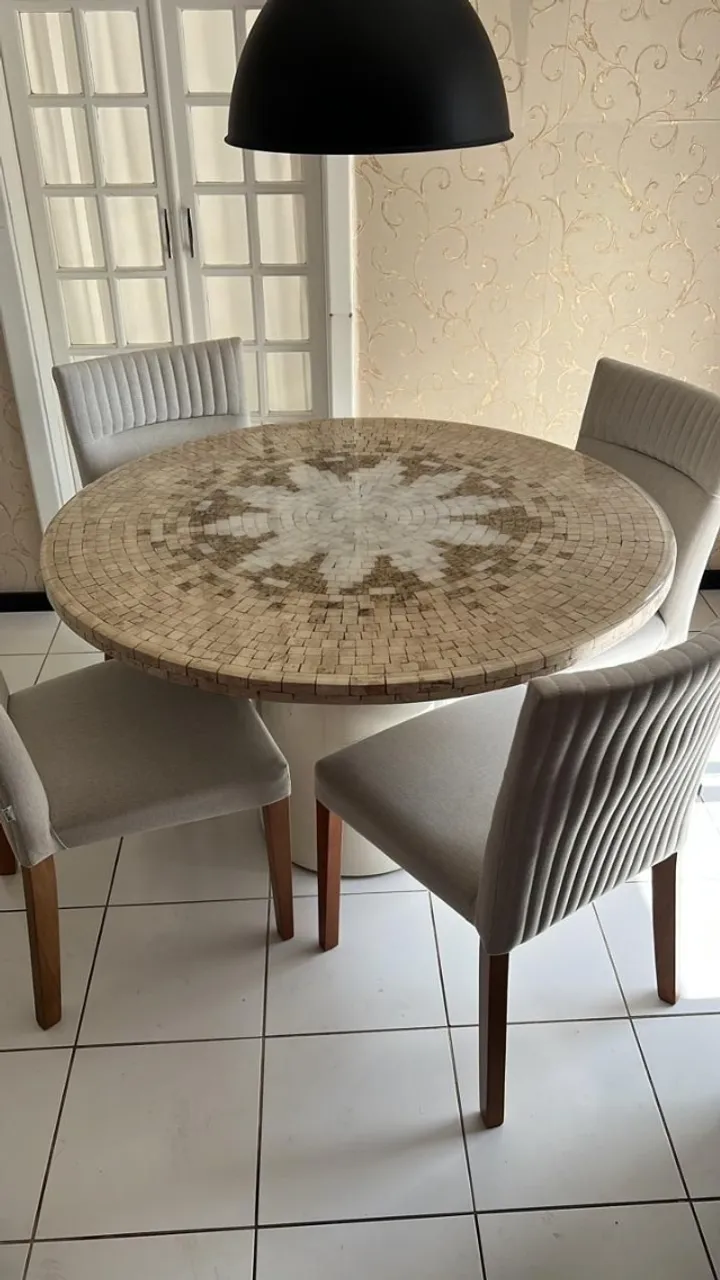 Mesa com tampo trabalhado em Mosaico Travertino (pedra calcárea) mais 4 caderias