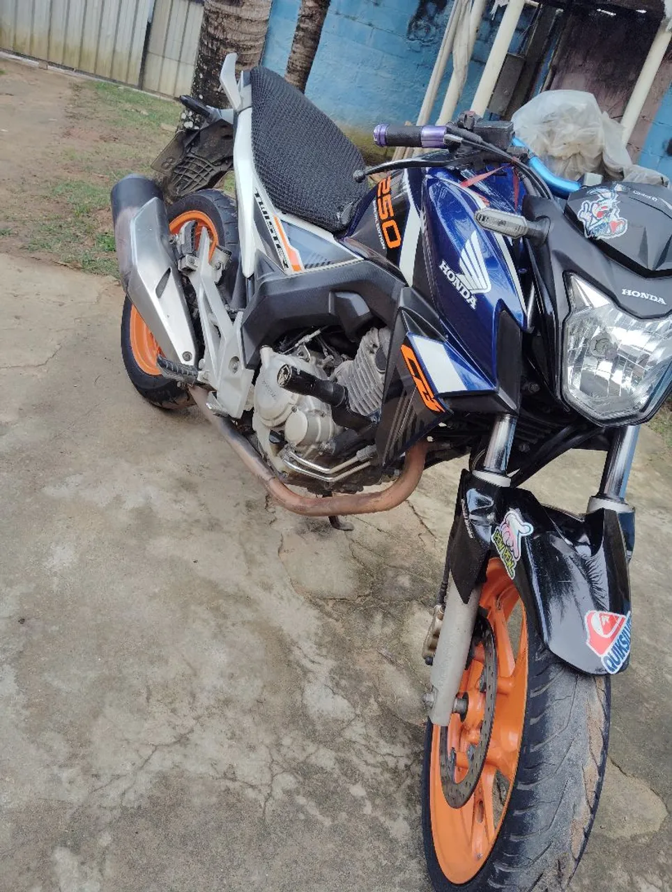 Moto conservada,de serviço do dia dia