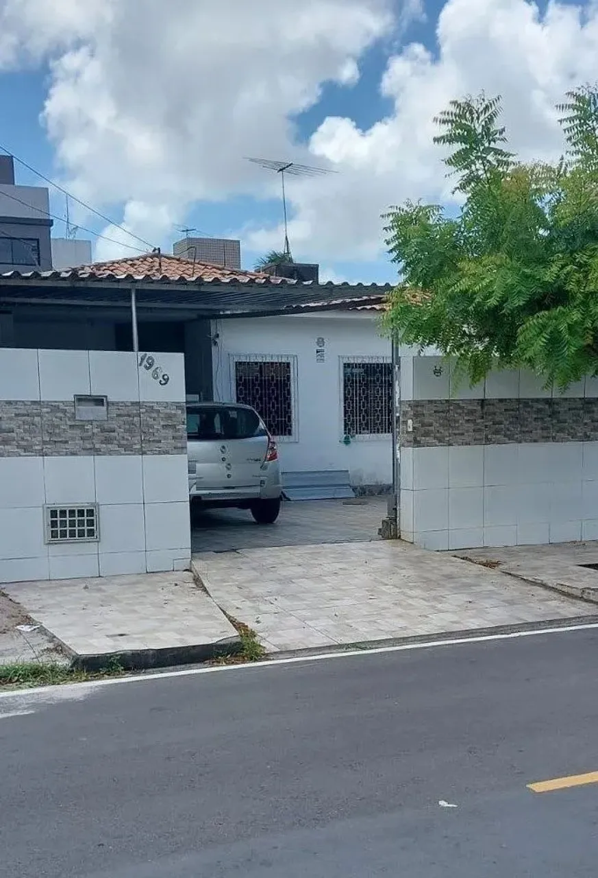 Casa com 03 quartos no Cristo.