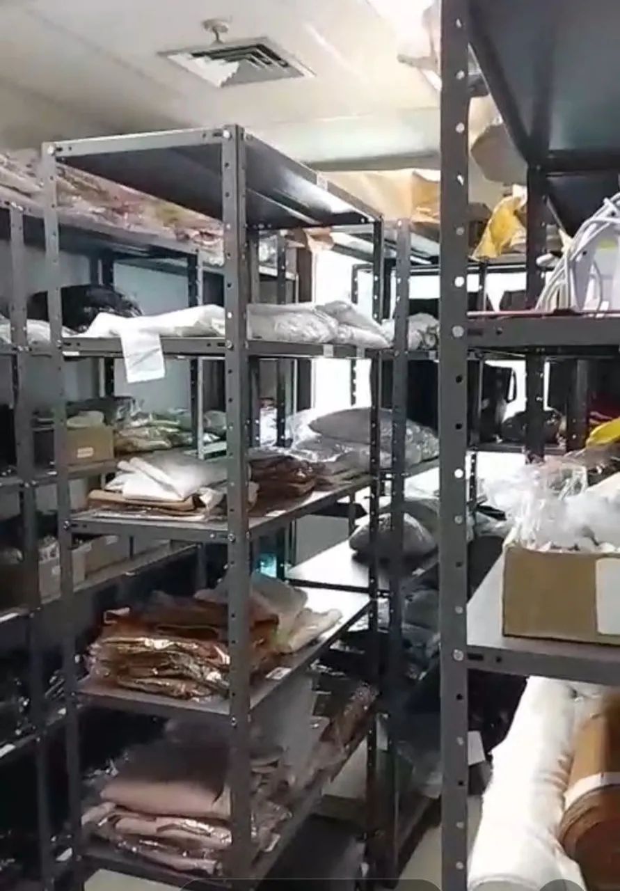 Estantes de aço 