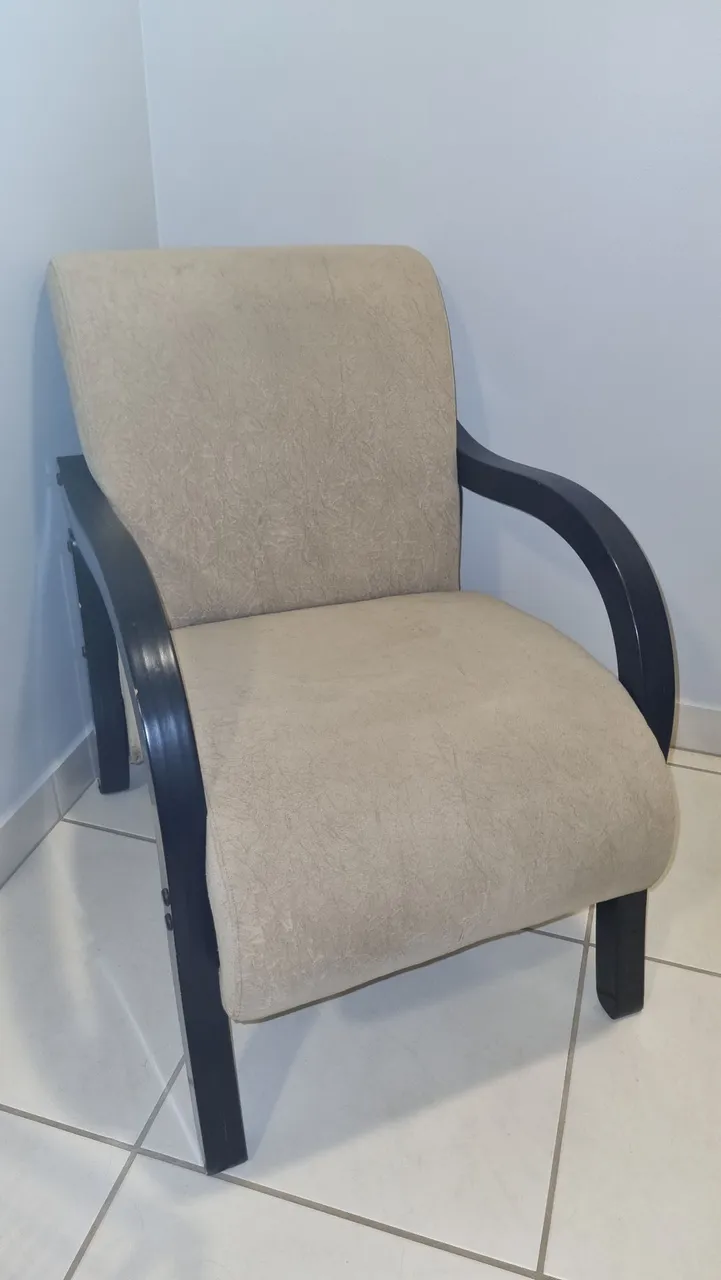 Poltrona Moderna com Braços Curvos