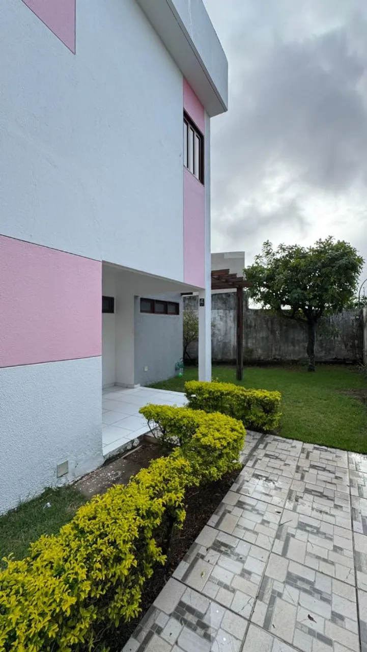 Casa duplex em condomínio fechado no Antares