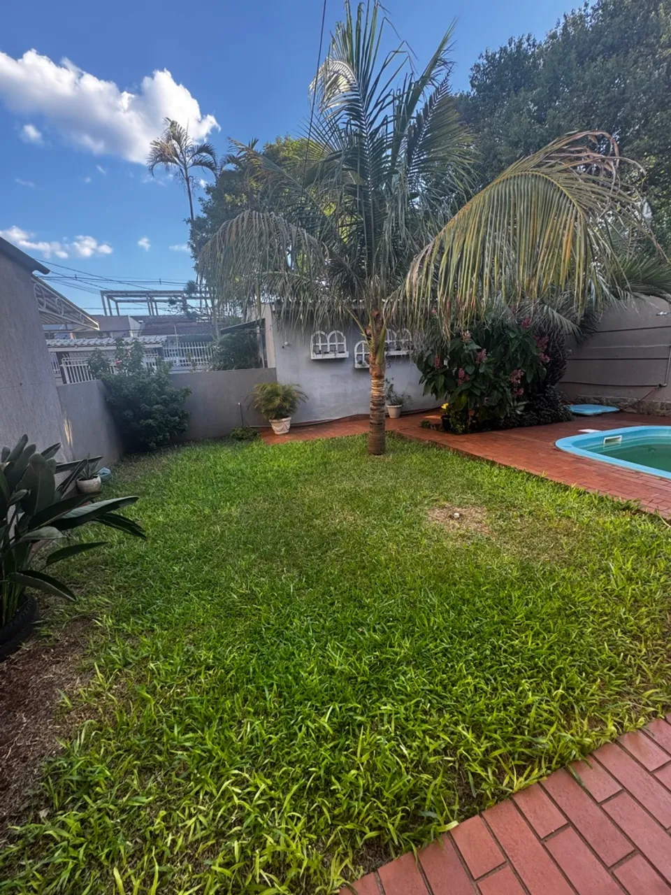 Casa com sala comercial