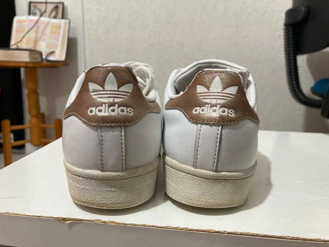 Tênis Adidas Superstar Branco com Detalhes Dourados - Foto 3