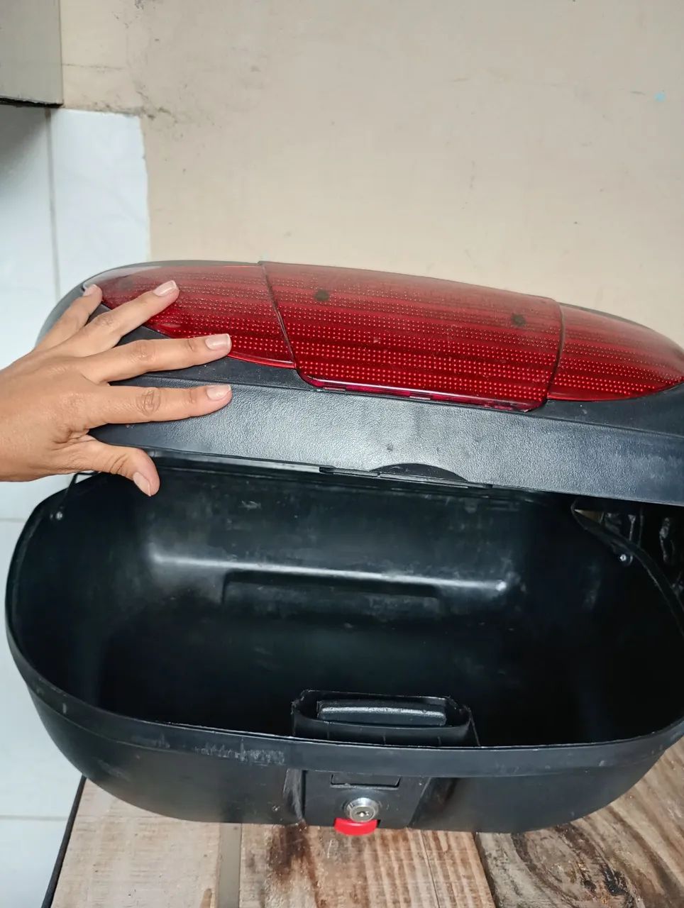 Baú para Moto com Luz de Freio Integrada - Foto 2