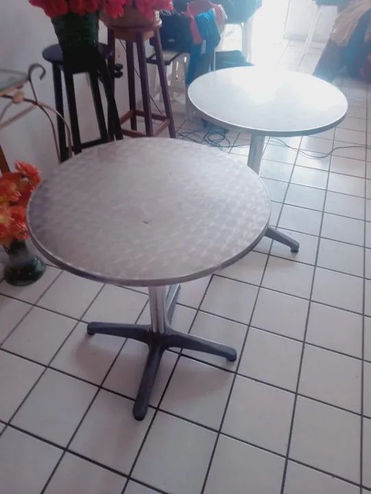 Mesa de centro redonda em alumínio