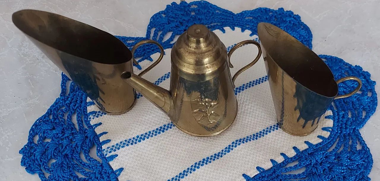 Miniatura de bule e conchas.