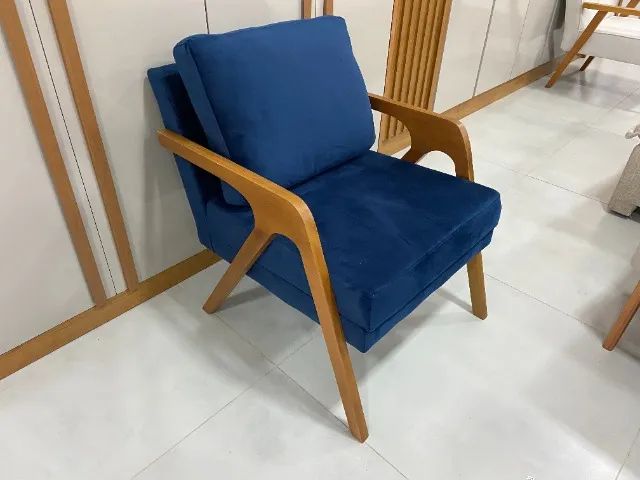 Poltrona em Veludo Azul com Base de Madeira - Conforto e Estilo no Seu Espaço