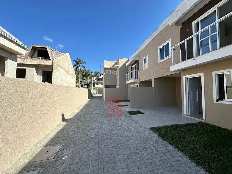 Sobrado à venda em Santa Felicidade, Curitiba-PR: 3 quartos, 1 suíte, 2 salas, 1 banheiro,