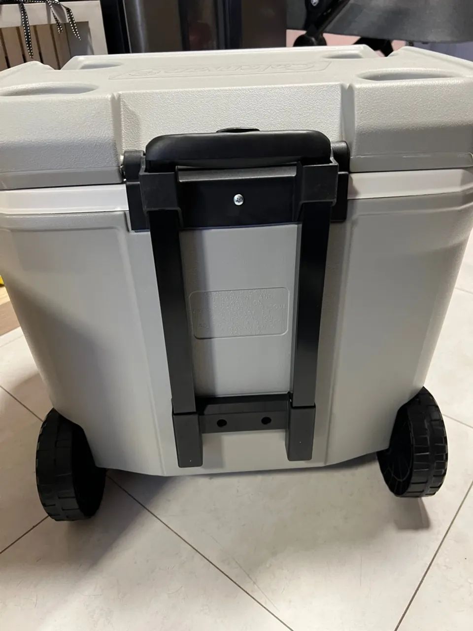 [Novo/lacrado] Cooler Coleman 65QT Cinza com rodas e assento - Foto 5