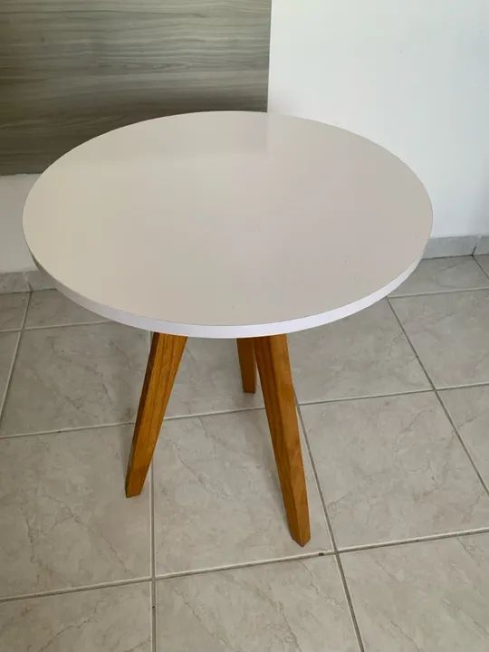Mesa de centro redonda branca com pernas de madeira - Foto 5