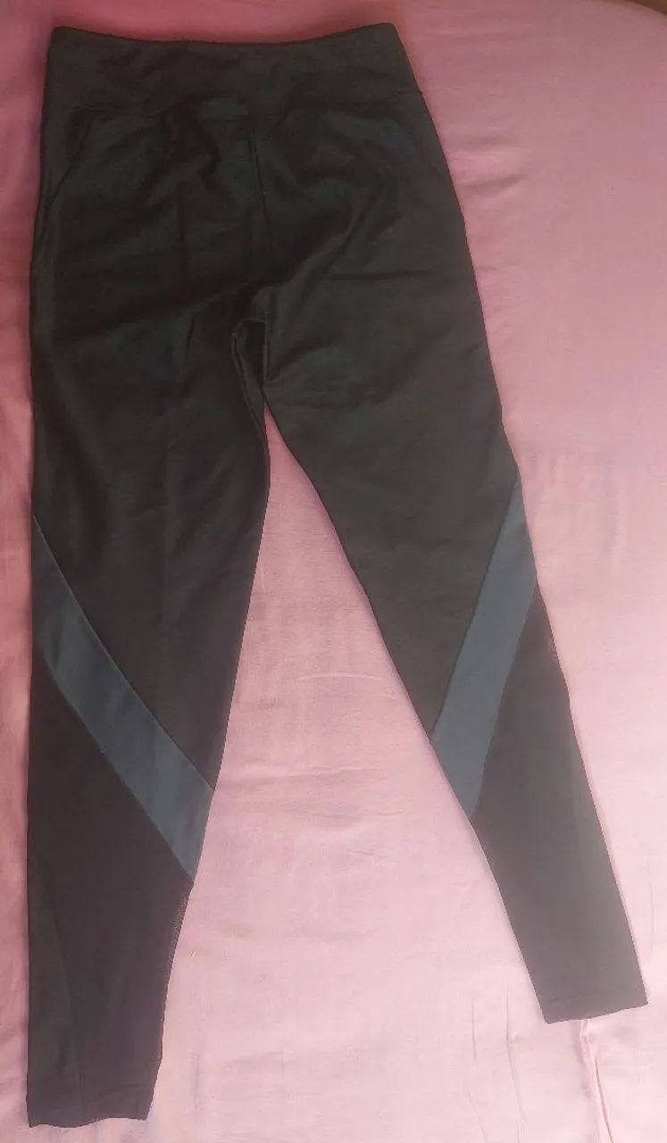 Calça Legging Feminina Preta com Detalhes