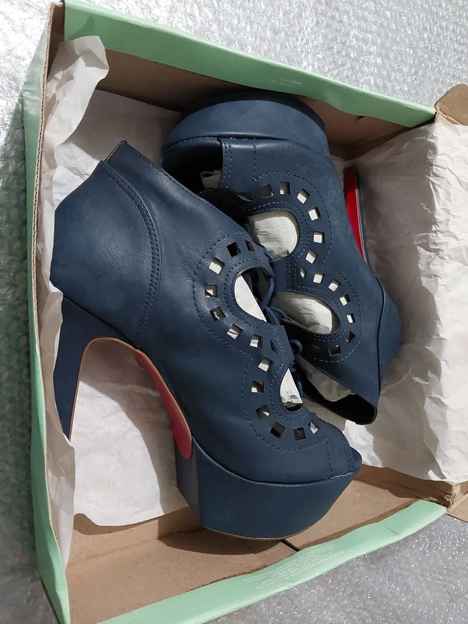 Sandália Crysalis Azul com Salto e Detalhes Vazados