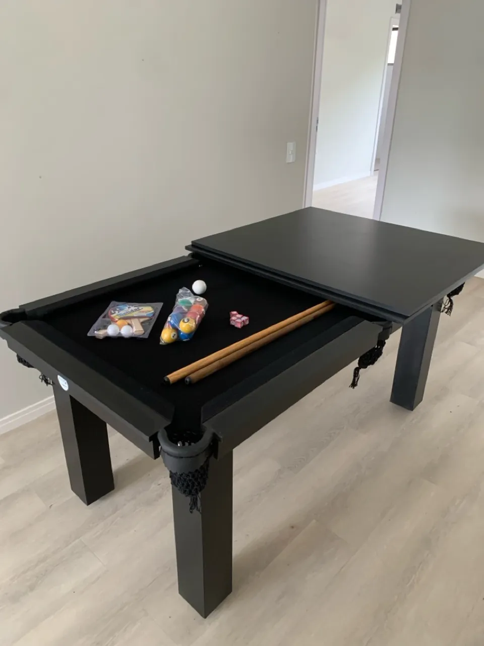 Mesa de sinuca com tampo e acessórios