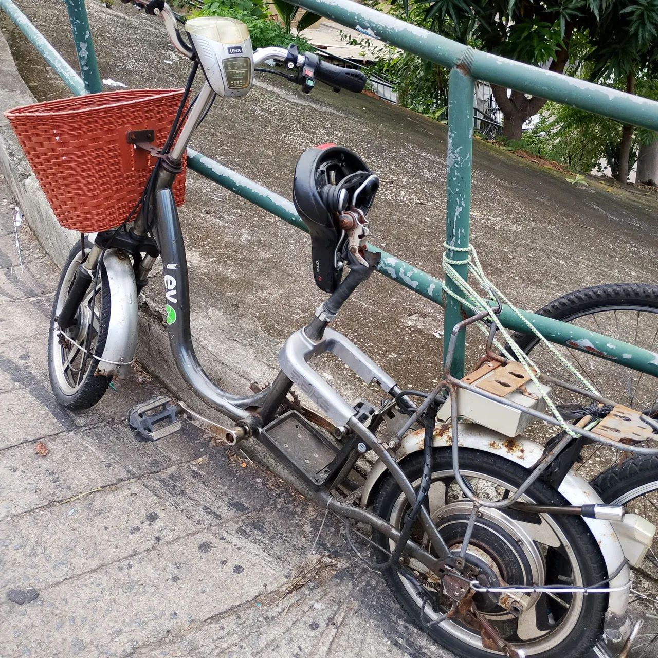 Bicicleta Elétrica com Cesto