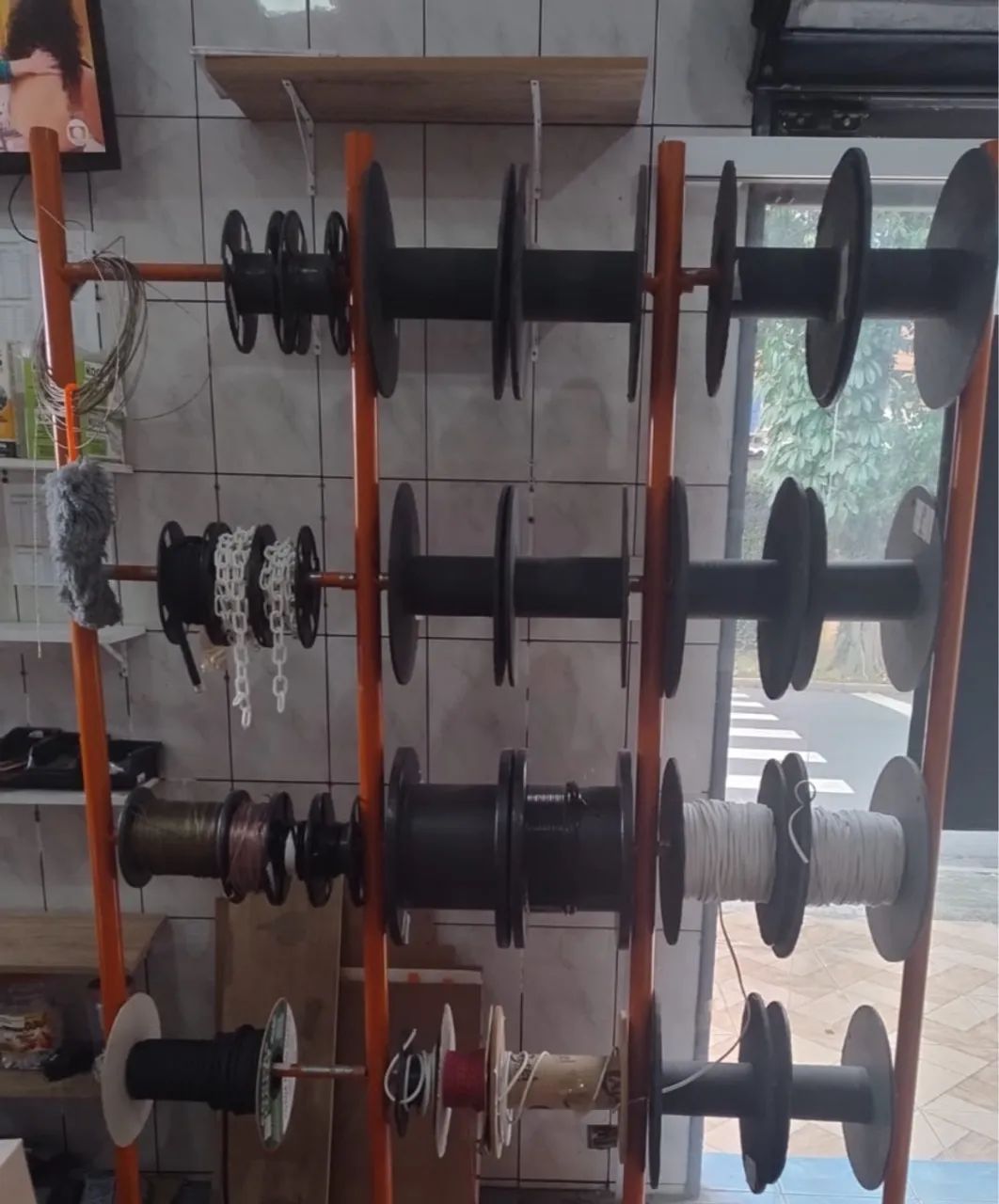 Suporte para Bobinas de Fio - Ideal para Loja de Materiais Elétricos