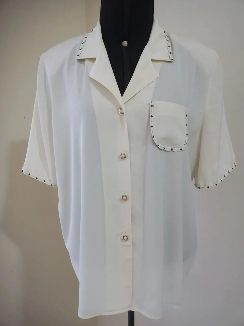 Camisa feminina creme com detalhes