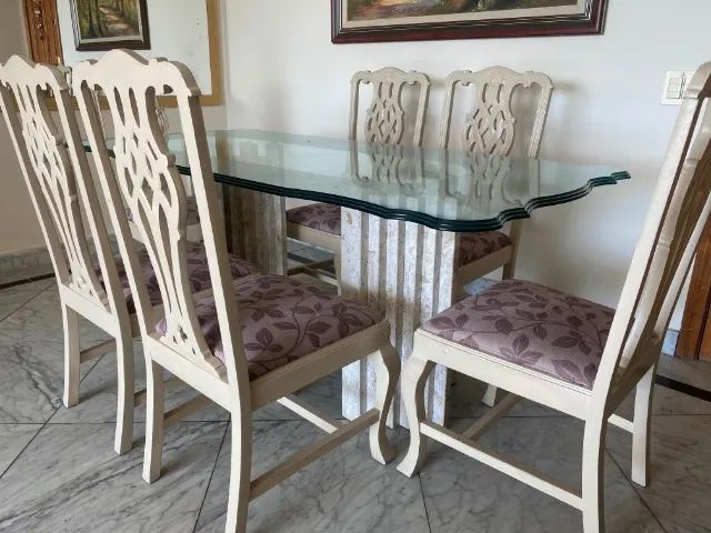 Mesa com tampo de vidro, base em granito e 6 cadeiras
