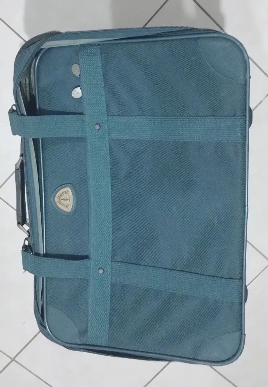 Bolsa com rodinhas e mala