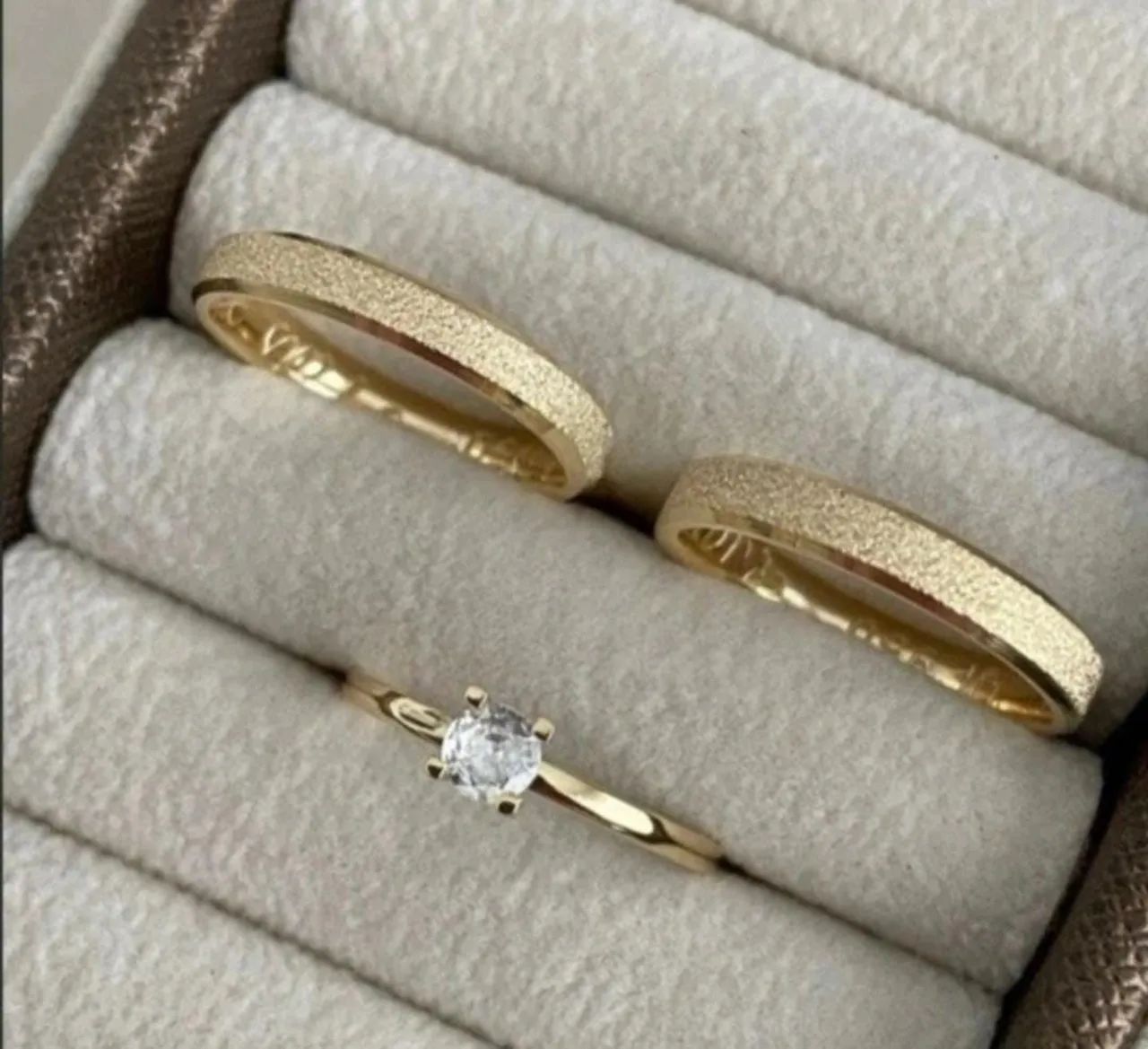 KIT TRIO DE ALIANÇAS BANHADAS A OURO 18K  - Foto 5