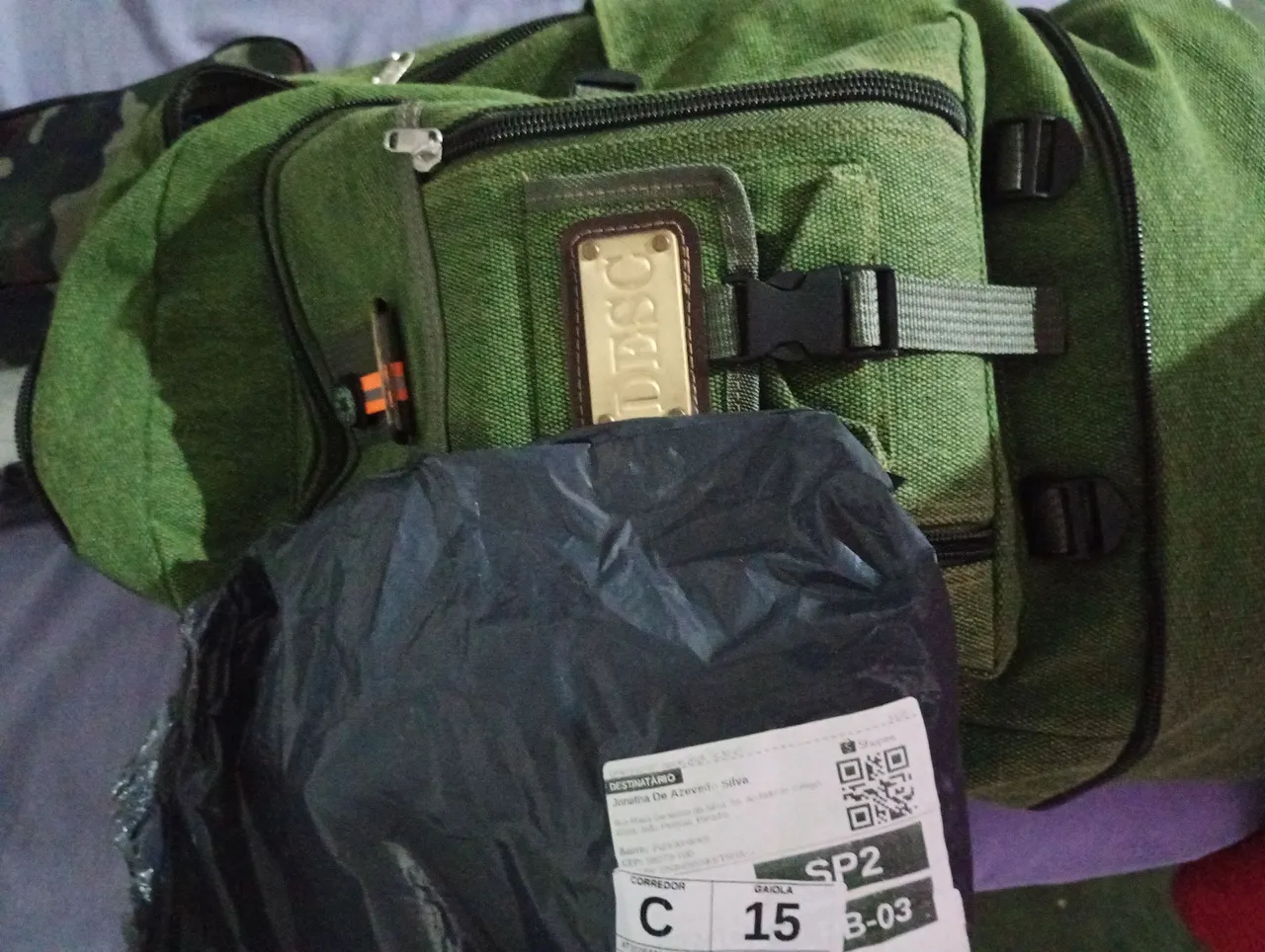 Mochila verde para camping e trilhas 50L