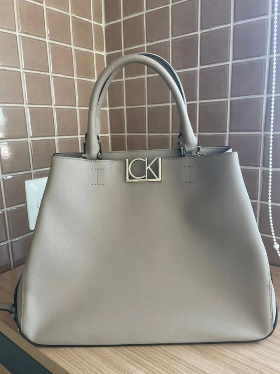 Bolsa calvin klein original bege média com alça ombro e alça transversal
