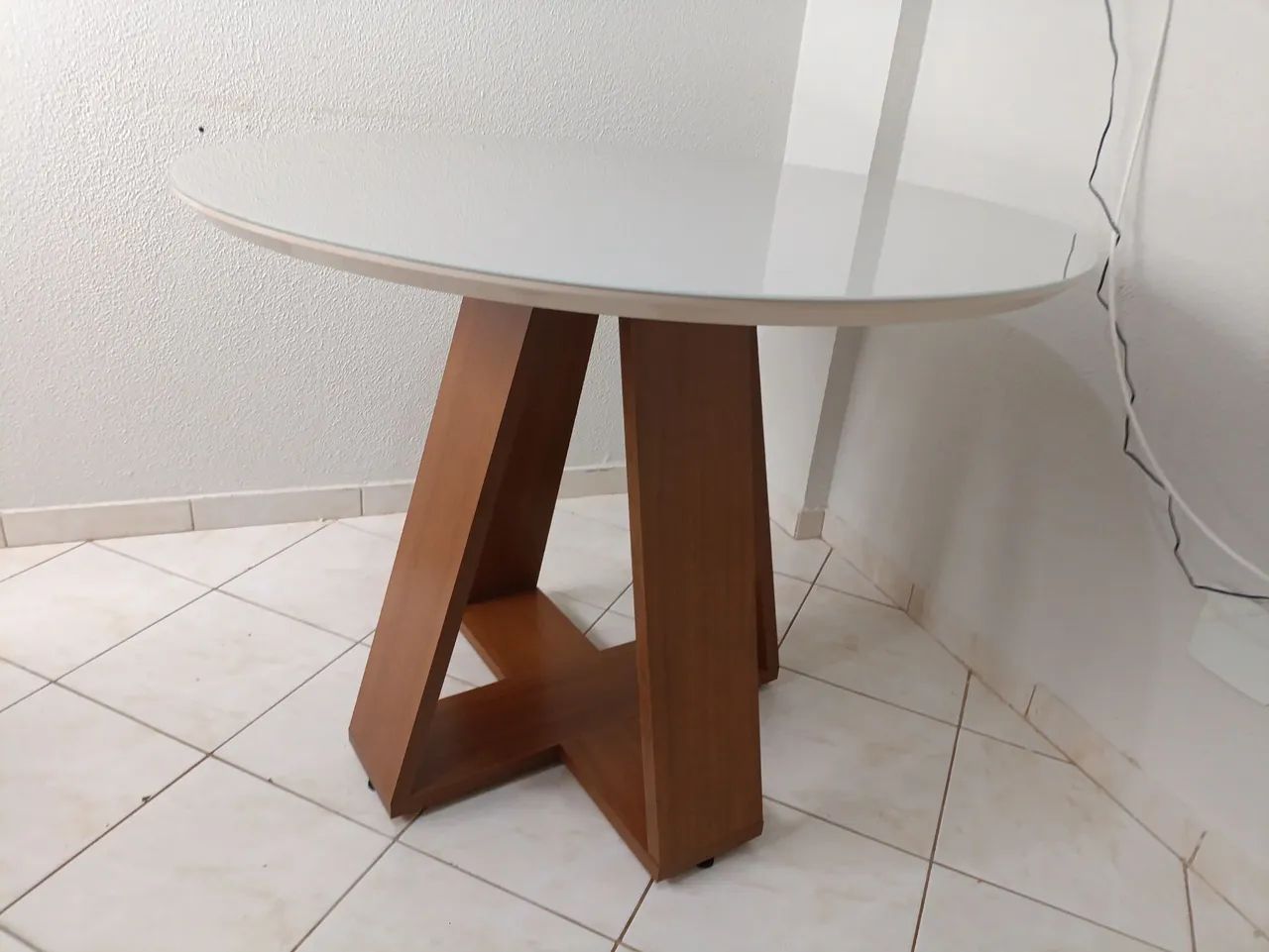 Mesa de Jantar redonda  com Tampo de vidro 4 lugares  - Foto 4
