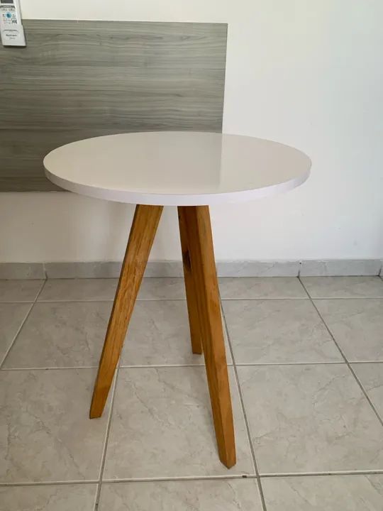 Mesa de centro redonda branca com pernas de madeira - Foto 3
