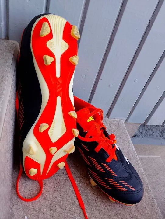 Chuteiras de Futebol Adidas - Tamanho 38