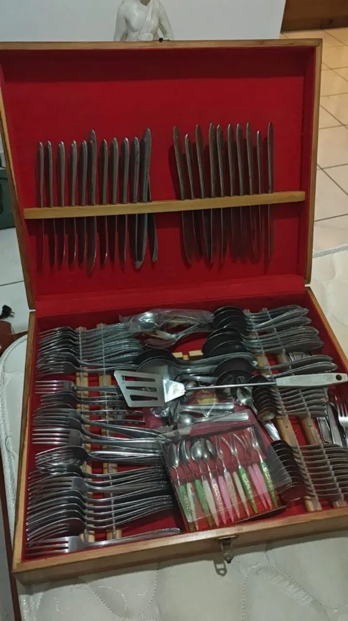 Conjunto de faqueiro com caixa de madeira 
