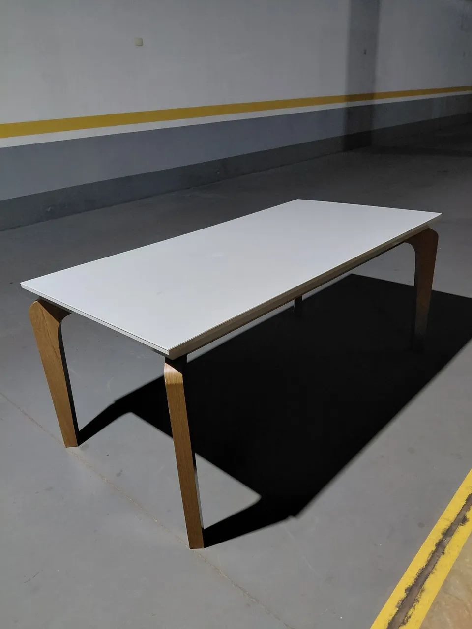 Mesa de madeira com tampo madeira/vidro  - Foto 2
