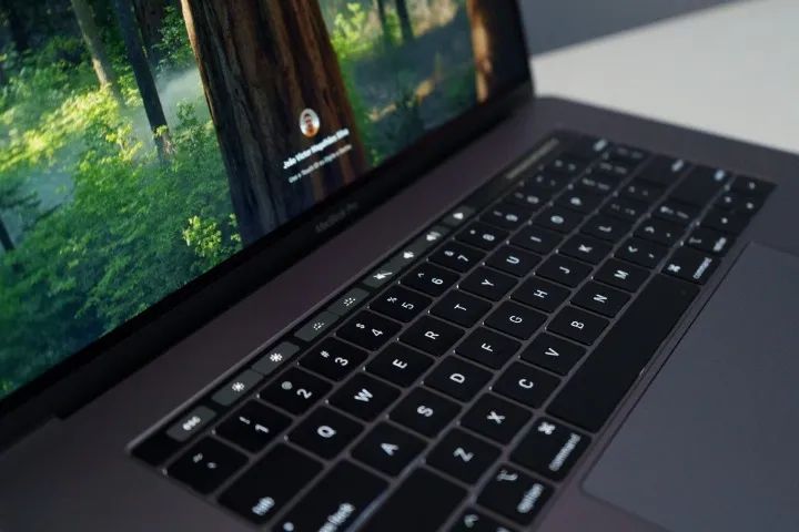 MacBook Pro 2019 Touch Bar 15.6 - Foto 5