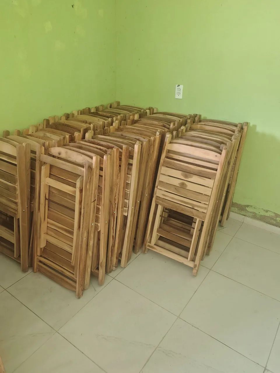 Tenho 9 conjuntos de mesas e cadeiras para vender 