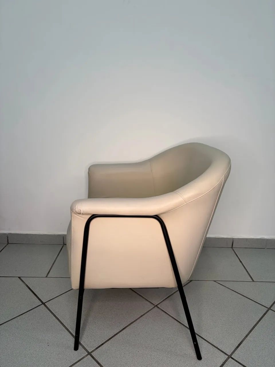 Poltrona Bege Almofadada - Foto 2