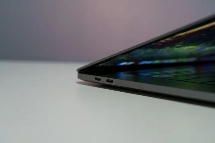 MacBook Pro 2019 Touch Bar 15.6 - Foto 4