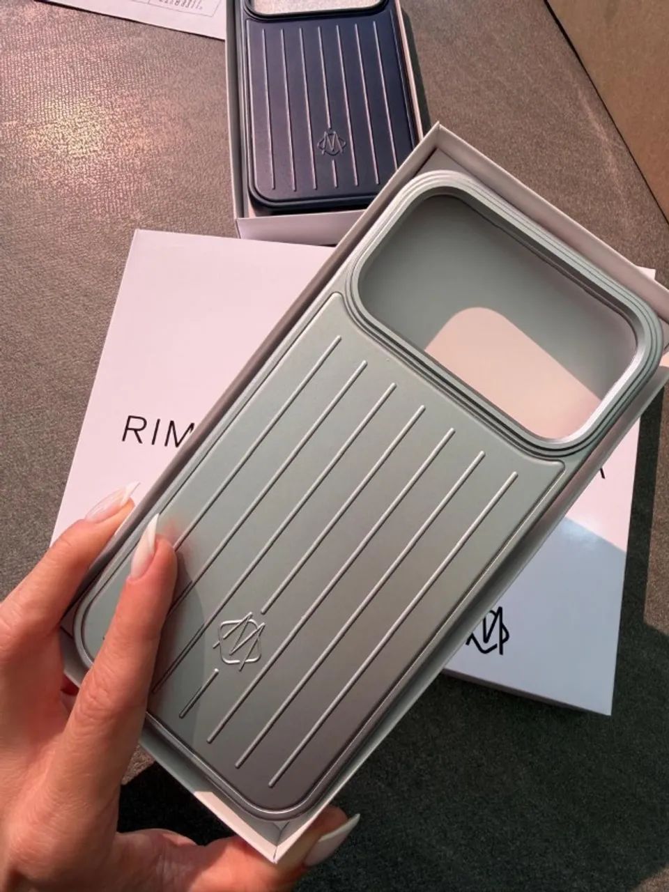 Case iPhone 17 Pro Max Compatível iPhone Rimowa Modelo Mala - Foto 3
