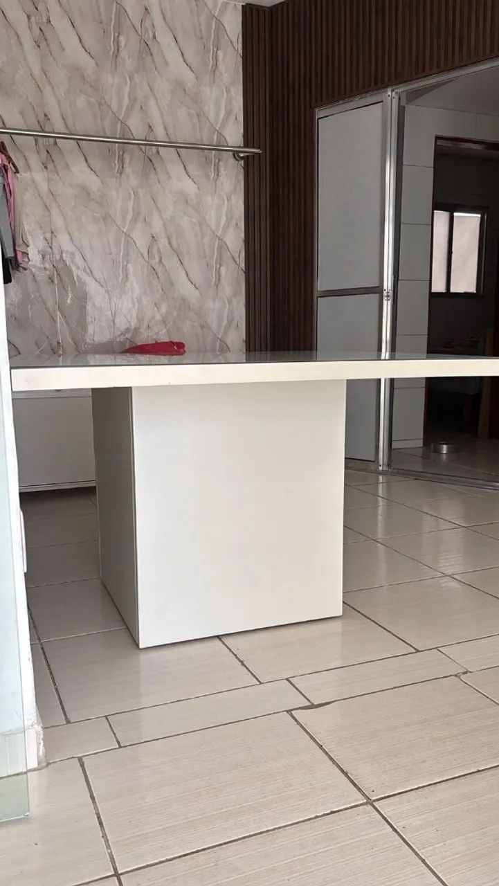 Mesa quadrada para loja e 2 móveis com portas com rodinhas 